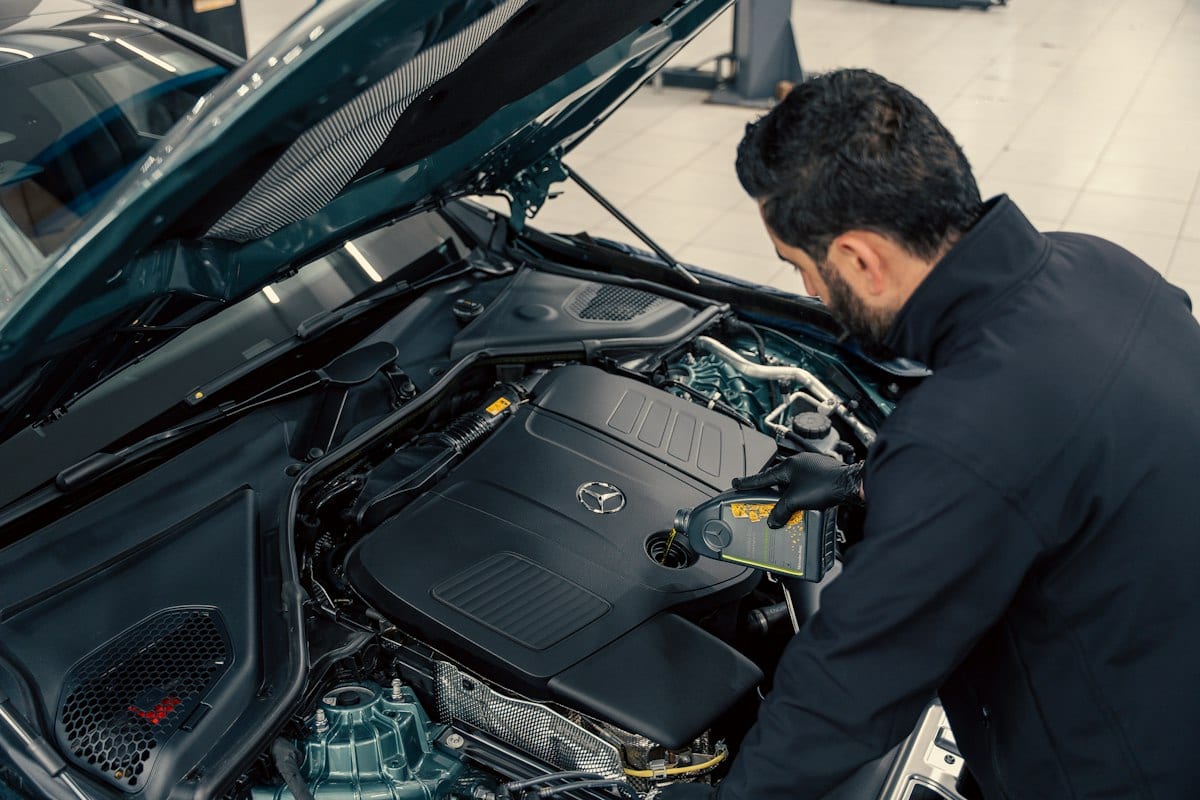 Illustratieve foto van een monteur die een automotor controleert
